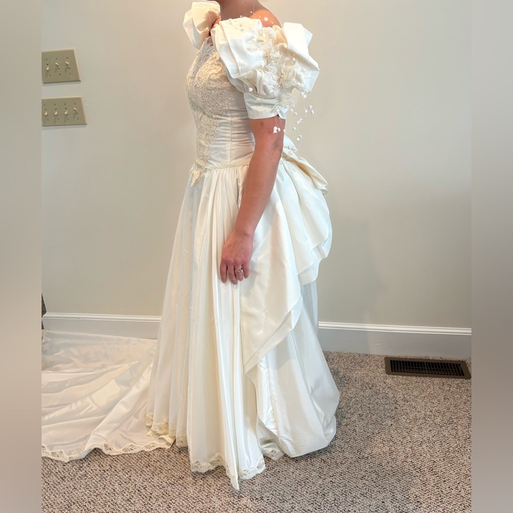 White Satin Look Wedding Dress with Romantic Lace Details. Vintage. Size 8 - Picture 13 of 16